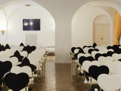 Hotel La Palma Capri - Eventi, meeting e ricevimenti esclusivi nel cuore di Capri: vedi i servizi dell'hotel La Palma location storica dell'isola dispone di 4 sale sale meeting, roof garden, ristorante.