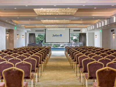 Radisson Blu Park Hotel Athens - Location nel cuore di Atene con sale congressi fino a 350 persone. Scopri le offerte del Radisson Blu Park Hotel Athens