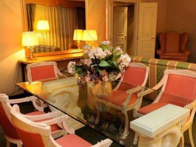 Tower Genova Airport Hotel & Conference Center - Un'area espositiva  modulare di 1.000 mq. in grado di ospitare meeting, eventi e ricevimenti. Scopri le nostre sale e richiedi un preventivo gratuito.