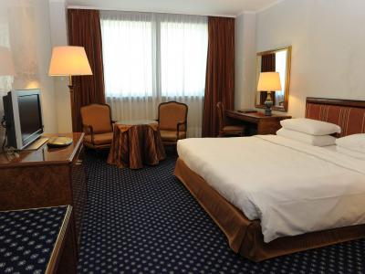 Tower Genova Airport Hotel & Conference Center - Un'area espositiva  modulare di 1.000 mq. in grado di ospitare meeting, eventi e ricevimenti. Scopri le nostre sale e richiedi un preventivo gratuito.