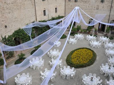 Castello di Montechiarugolo - a 20 km. da Parma il maniero apre i suoi saloni, corti e giardini per meeting, ricevimenti ed eventi esclusivi. Contattaci per un preventivo personalizzato.