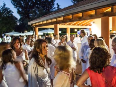 Golf Club Le Rovedine Milano - Meeting, eventi e team building a pochi minuti da Milano immersi in un parco. Scopri la Club House, la piscina per i tuoi party, il campo pratica per team building.