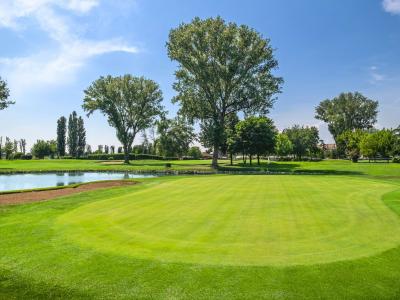 Golf Club Le Rovedine Milano - Meeting, eventi e team building a pochi minuti da Milano immersi in un parco. Scopri la Club House, la piscina per i tuoi party, il campo pratica per team building.