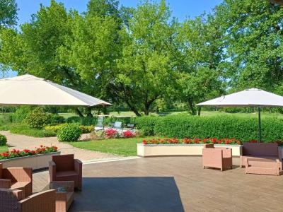 Golf Club Le Rovedine Milano - Meeting, eventi e team building a pochi minuti da Milano immersi in un parco. Scopri la Club House, la piscina per i tuoi party, il campo pratica per team building.