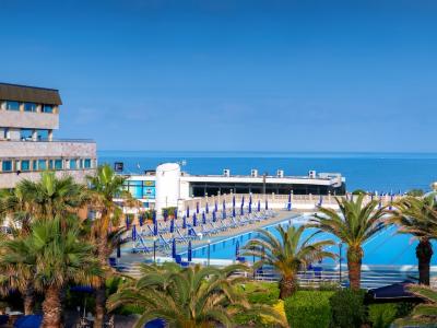 Grand Hotel Continental - Direttamente sul mare, circondato da un giardino il Grand Hotel Continental è la sede perfetta per meeting, congressi ed eventi grazie al centro congressi e servizi dedicati.