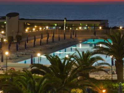 Grand Hotel Continental - Direttamente sul mare, circondato da un giardino il Grand Hotel Continental è la sede perfetta per meeting, congressi ed eventi grazie al centro congressi e servizi dedicati.