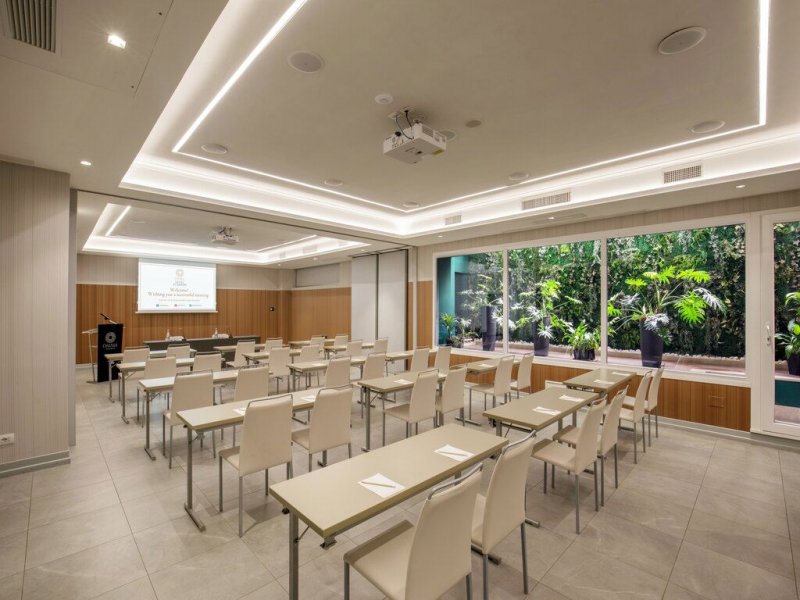 Hotel St.Martin HOTEL ST.MARTIN Sala meeting Indipendenza allestita a banchi di scuola