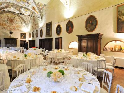 Castello di Montechiarugolo - a 20 km. da Parma il maniero apre i suoi saloni, corti e giardini per meeting, ricevimenti ed eventi esclusivi. Contattaci per un preventivo personalizzato.